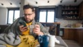 Man zoekt gezondheidsinformatie op telefoon