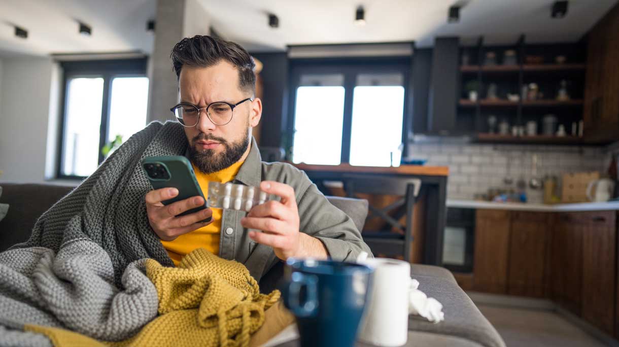 Man zoekt gezondheidsinformatie op telefoon