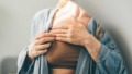 Vrouw doet borstkankerzelfonderzoek