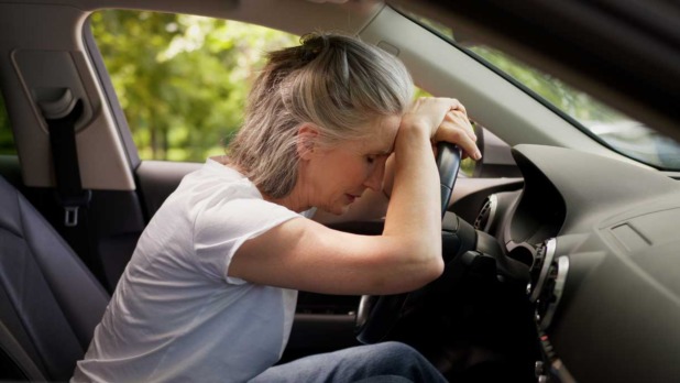 Vrouw met rijangst achter het stuur
