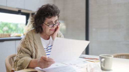 Vrouw is aan het werk achter haar laptop