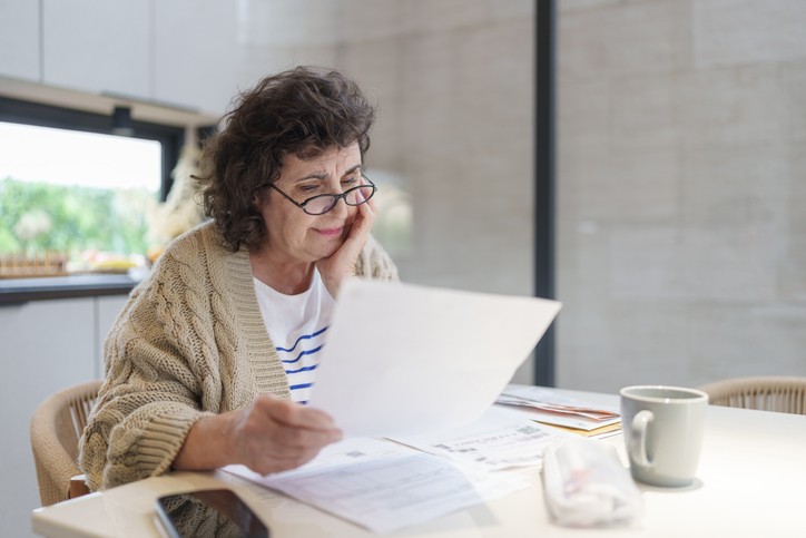 Vrouw is aan het werk achter haar laptop