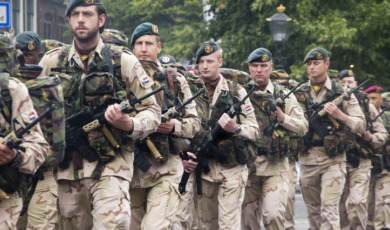 Mannen in leger outfit