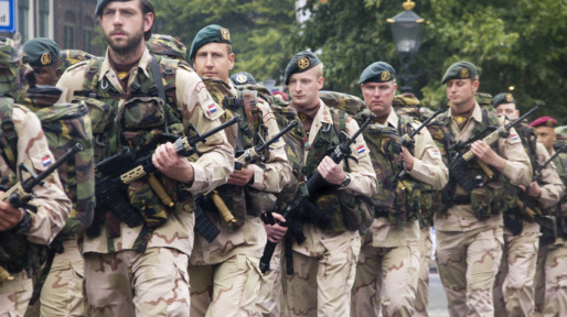 Mannen in leger outfit