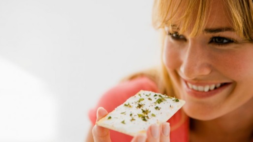 Vrouw eet cracker
