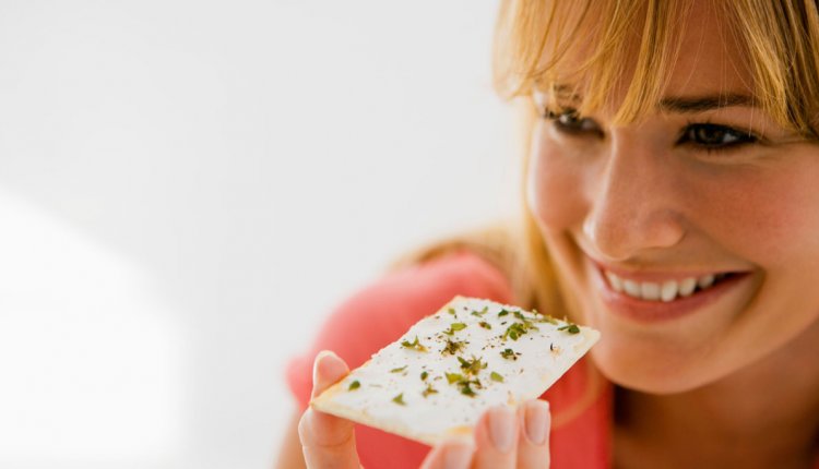 Vrouw eet cracker