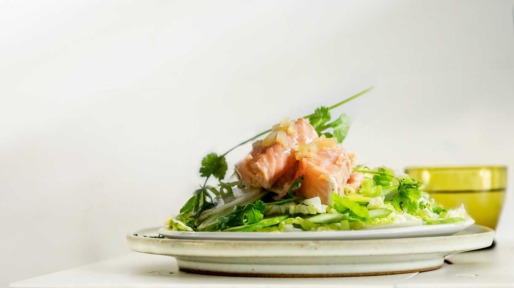 Vietnamese maaltijdsalade met gepocheerde zalm