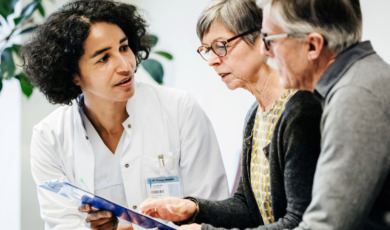 ouder stel bij dokter