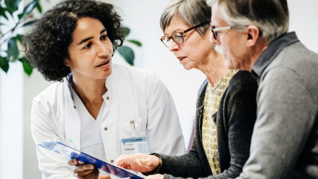 ouder stel bij dokter