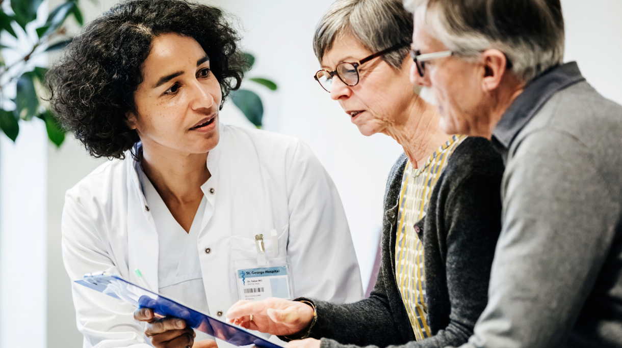 ouder stel bij dokter