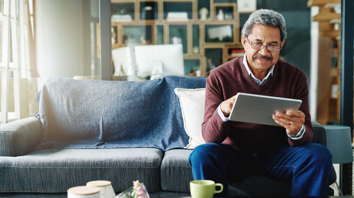 Man zit thuis op de bank op een tablet
