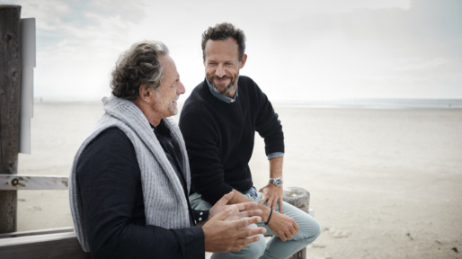 Vader en zoon op strand