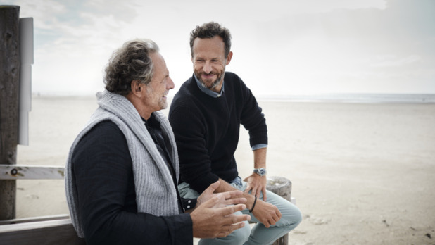 Vader en zoon op strand