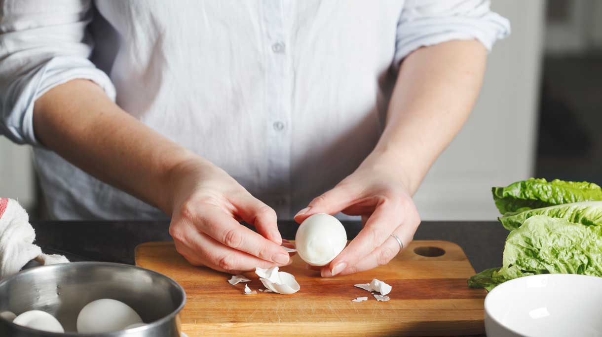 Vrouw pelt hardgekookt ei