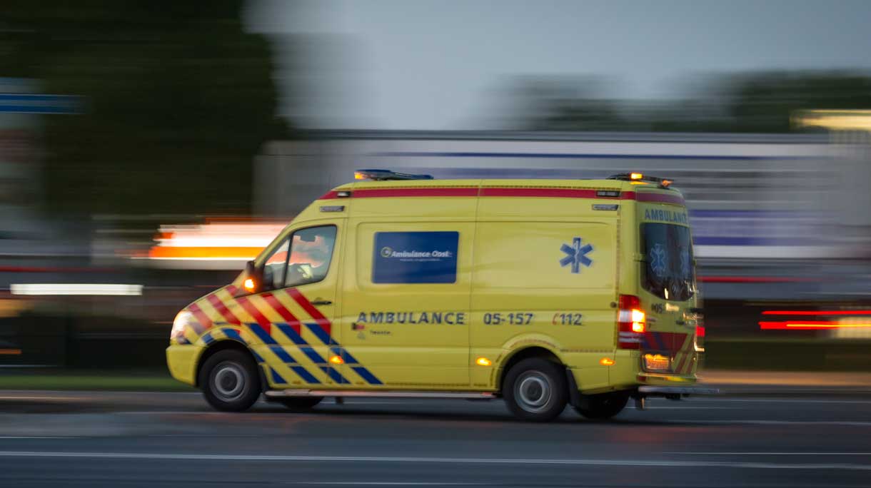 Een ambulance rijdt in volle vaart naar iemand in nood
