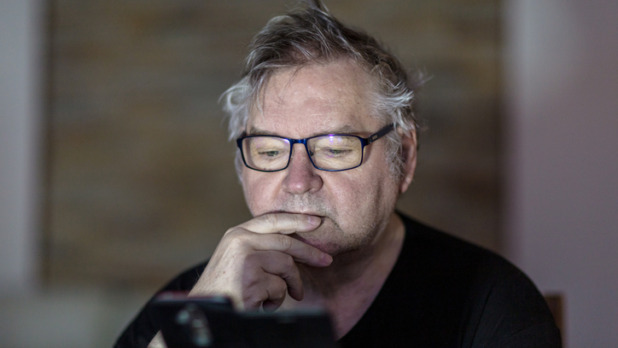 Man met mobiele telefoon