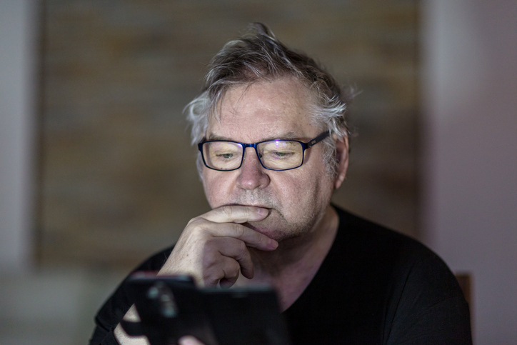 Man met mobiele telefoon