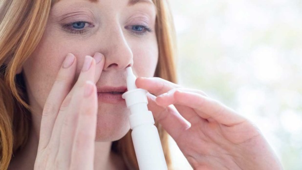 Vrouw gebruikt neusspray