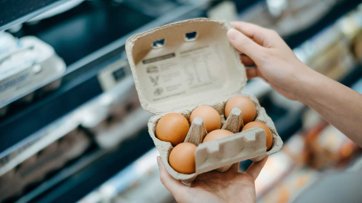 vrouw met doosje eieren in haar handen