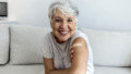 oudere vrouw met vaccin