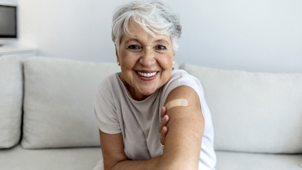 oudere vrouw met vaccin