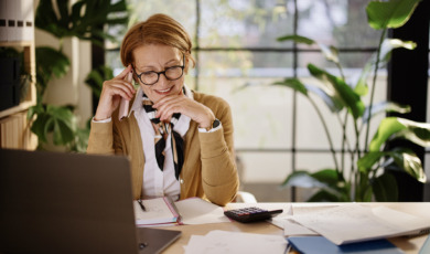 Vrouw doet belastingen achter bureau