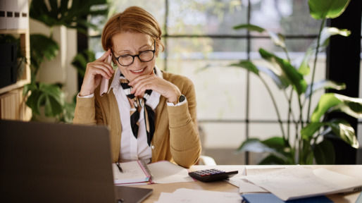 Vrouw doet belastingen achter bureau