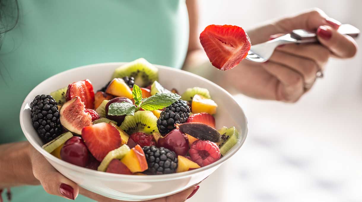 Vrouw eet fruit