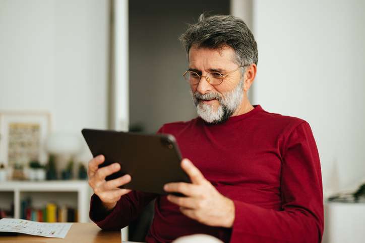 Man bezig met tablet