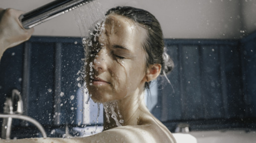 Vrouw neemt een douche