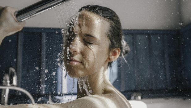 Vrouw neemt een douche