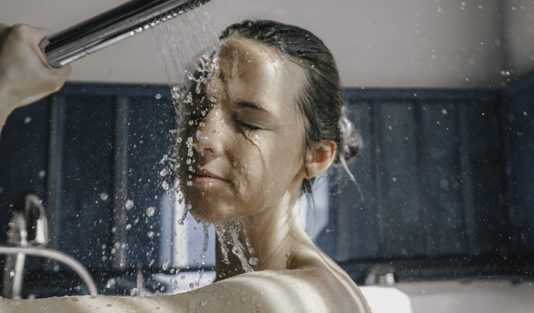 Vrouw neemt een douche