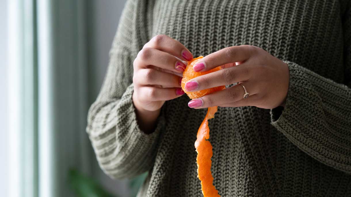 Vrouw pelt mandarijn