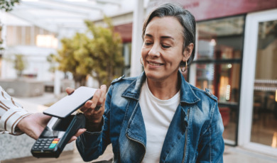 vrouw betaalt met telefoon