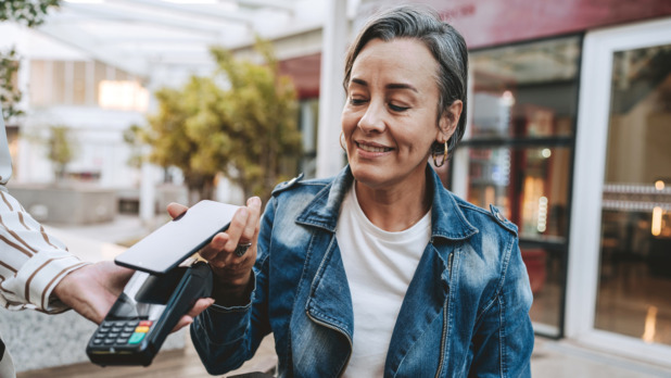 vrouw betaalt met telefoon