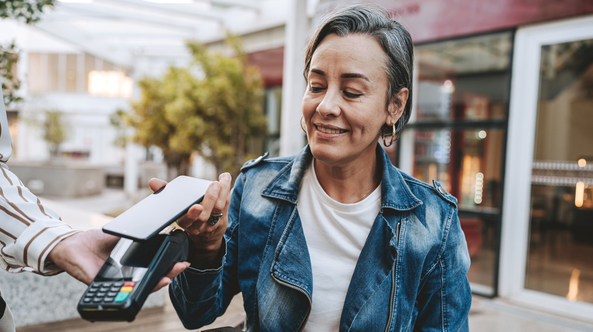 vrouw betaalt met telefoon