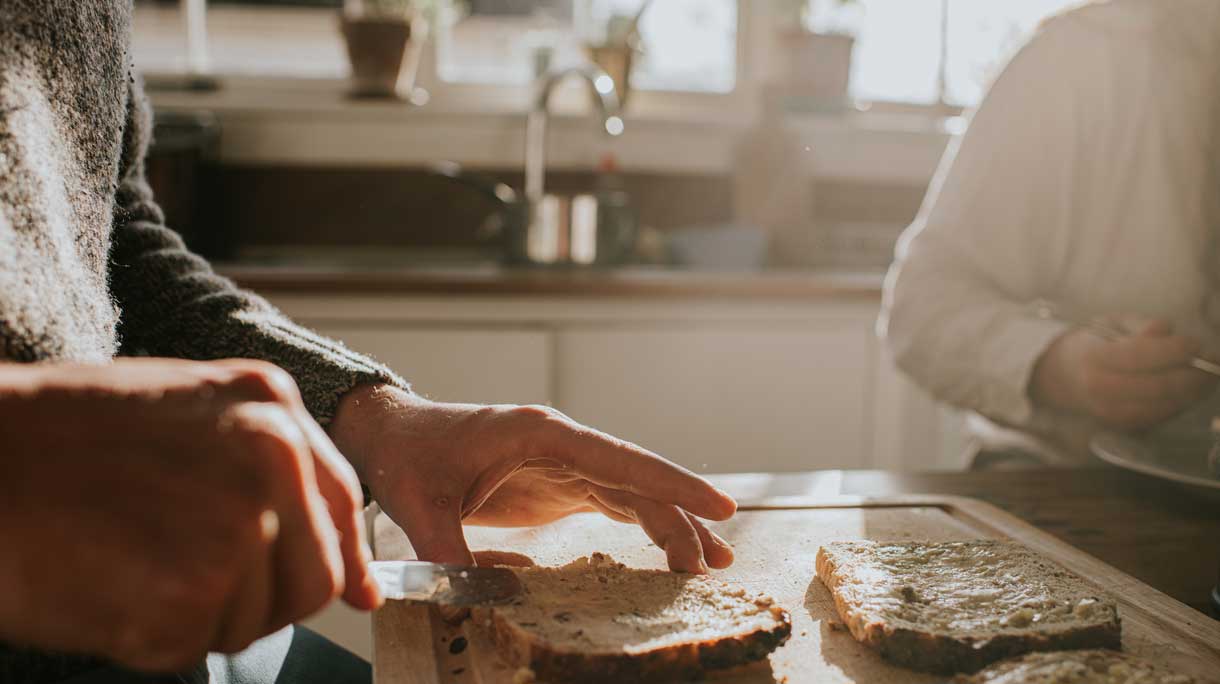 iemand smeert brood