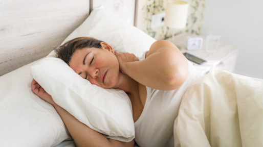 vrouw met pijn wakker