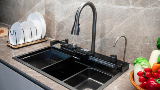 Kokendwaterkraan in de keuken, afwas is gedaan
