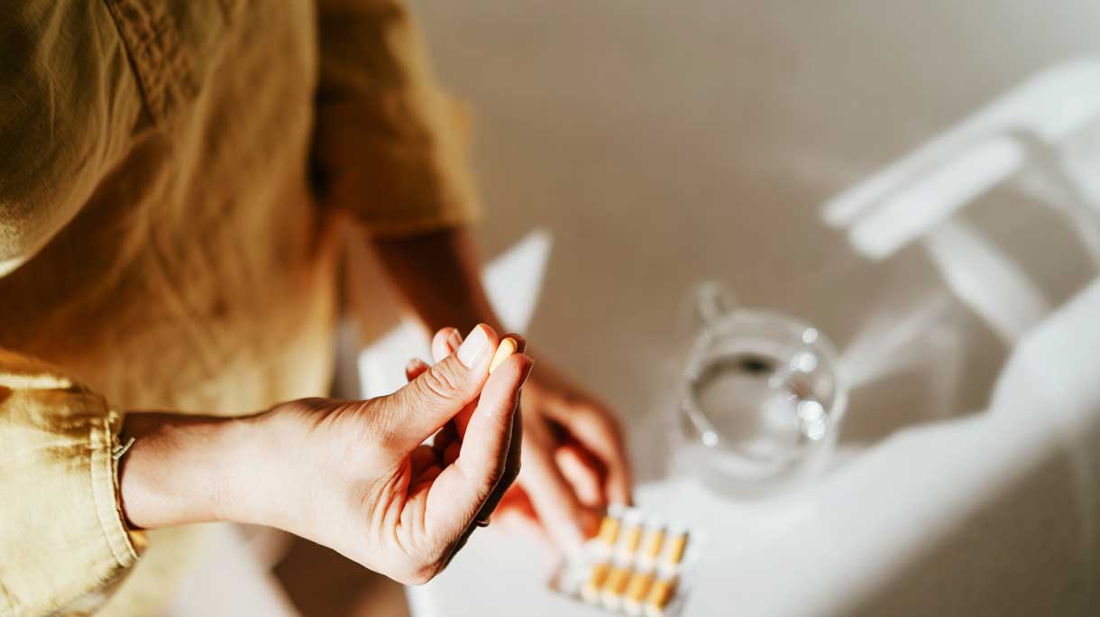 Vrouw neemt vitamine