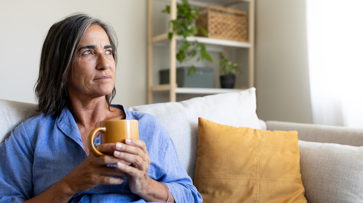 oudere vrouw rust op de bank