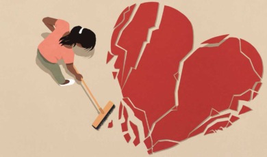 Vrouw veegt scherven van gebroken hart bij elkaar