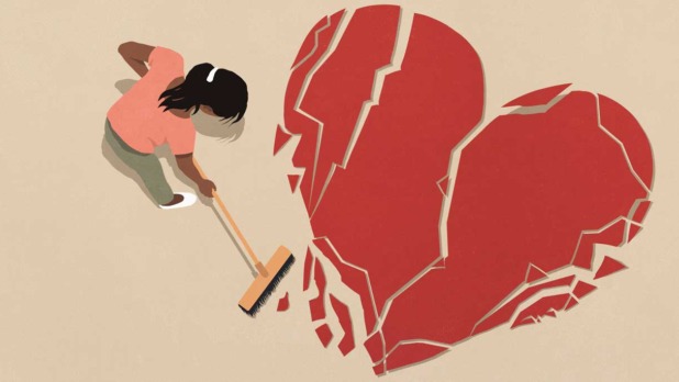 Vrouw veegt scherven van gebroken hart bij elkaar