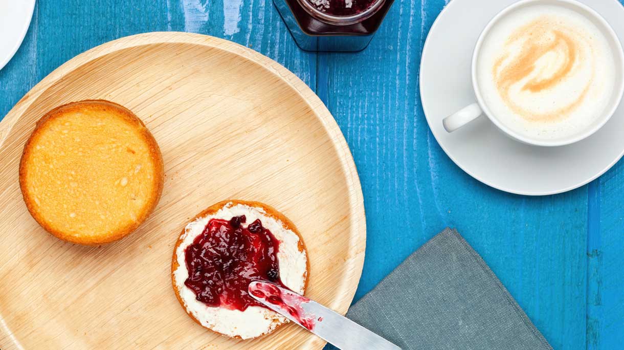 Twee beschuitjes: een met jam en een zonder beleg