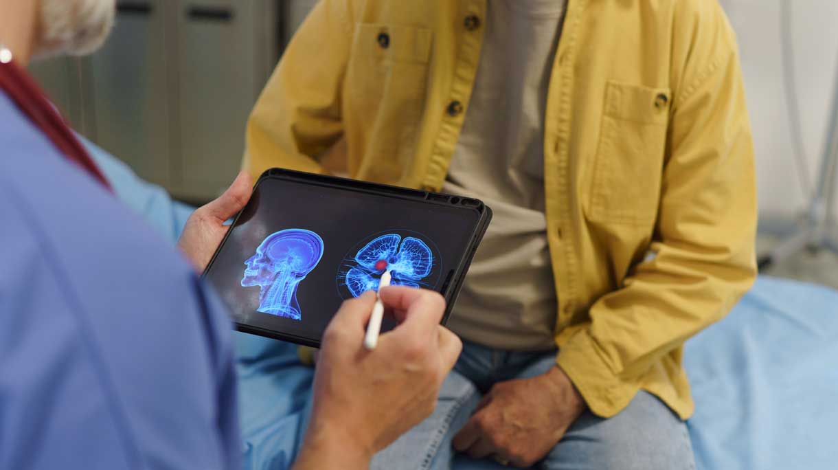 Arts bekijkt Alzheimersscans