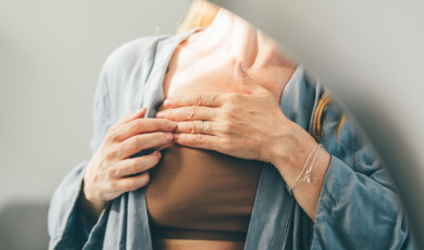 vrouw twijfelt over borstkanker