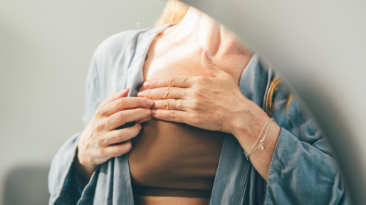 vrouw twijfelt over borstkanker
