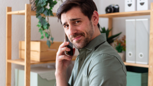 Man met telefoon heeft twijfels