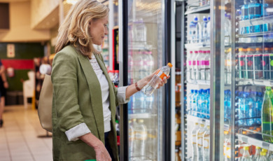 oudere vrouw doet boodschappen