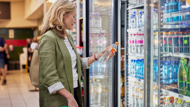 oudere vrouw doet boodschappen